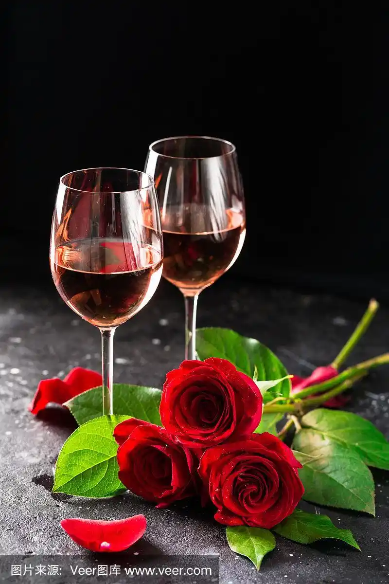 两杯玫瑰葡萄酒的婚礼,情人节,爱的生日庆典在黑暗的背景