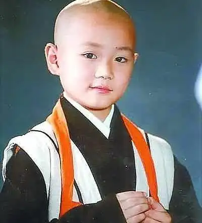 他是中国最早的童星之一,长大后鲜有作品,如今收获爱情女友很美