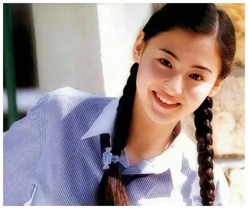 张柏芝从小美到大,童年旧照曝光,从15岁开始颜值进入巅峰__财经头条