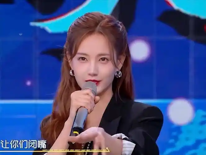 网红开大奔进故宫,李一桐与其合照被扒出,她们之间有何联系?