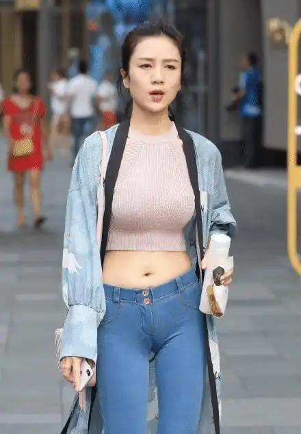 紧身牛仔裤绷在美女身上线条丝毫毕露小姐姐与众不同星光熠熠