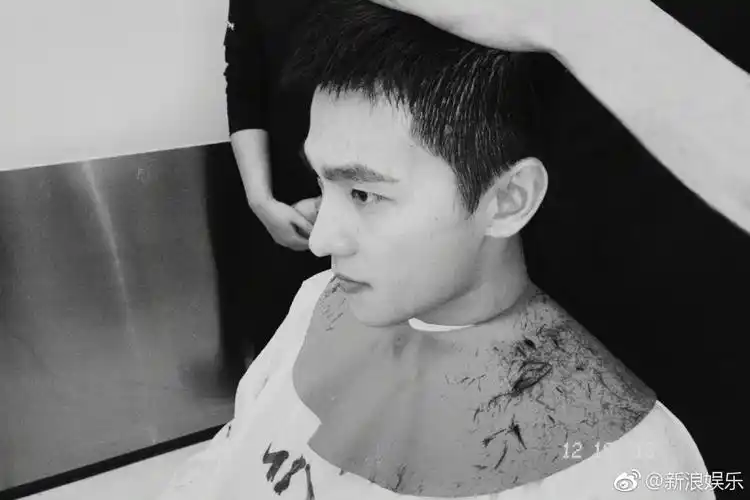 杨洋剃头!自己反手推眼神凌厉,是我们的寸头兵哥哥没错了!