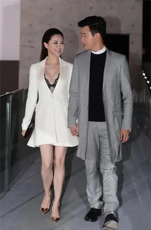 佟大为老婆关悦,穿西装裙扎高马尾甜美又霸气,43岁依然美得出众_网易