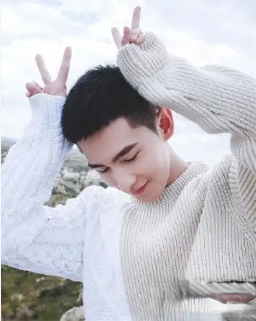 杨洋最新发型绝了 剪平头寸头超man的