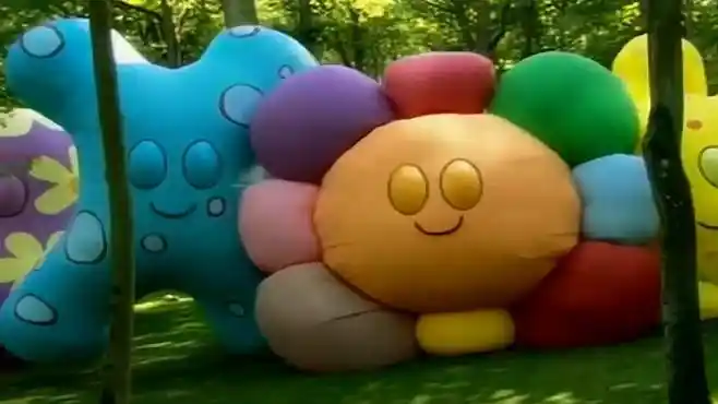 花园宝宝:小点点出来散步,看到小豆豆们,向他们挥挥手-母婴亲子视频