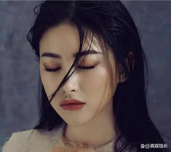 事实证明美出新高度的朱珠早已走上了另一条康庄大道