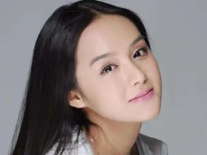 她17岁登上春晚,21岁却选择裸婚嫁给小演员,如今丈夫终成影帝!