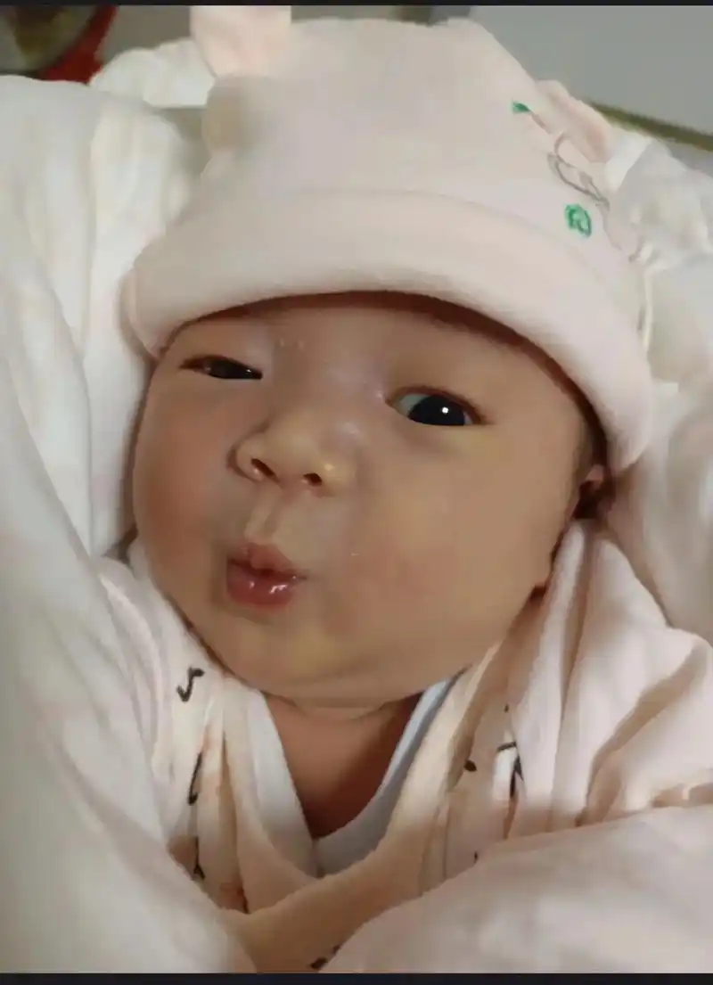 有一张图片不是同一个宝宝 - 抖音