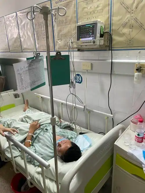 企业受伤保安正在住院.本文图片华商报