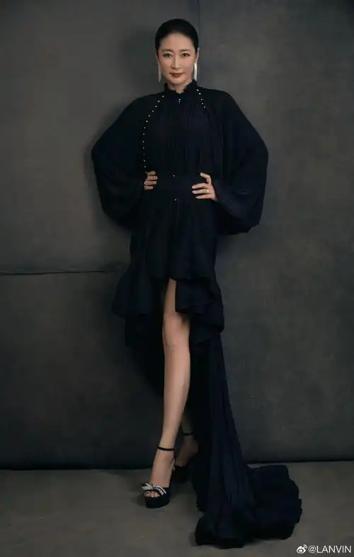 演员@梁静身穿lanvin经典charmeuse花苞裙出席#上海国际电影节#闭幕式