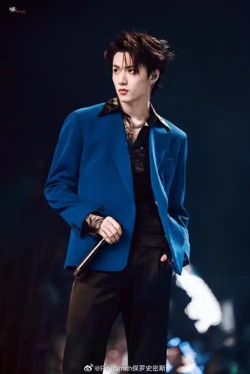 paulsmith星踪#歌手@时代少年团-刘耀文身着paul smith西装外套,亮相