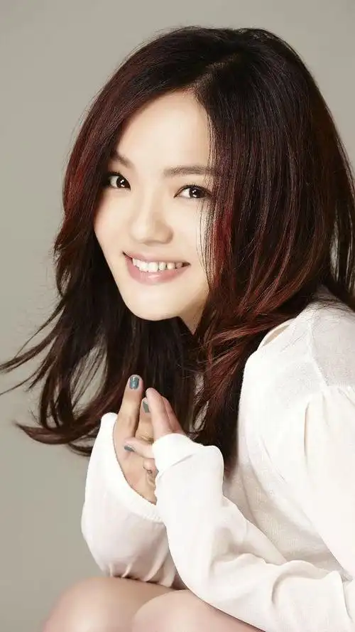 她出道10年,凭借一首《身骑白马》唱动人心,如今33岁嫁导演