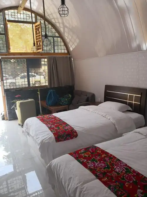 我们永远告别了破旧的茅屋,却忘不了延安窑洞温暖的土炕!