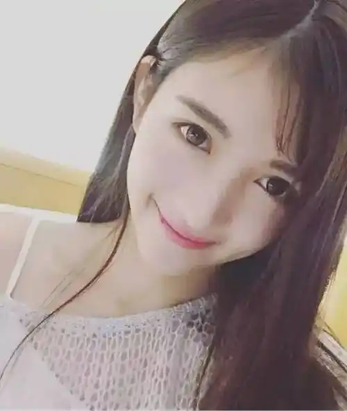 妙龄校花瓜子脸美女校花翁心颖