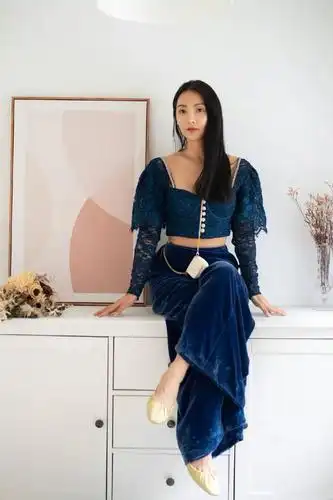 曹格妻子吴速玲蕾丝上衣配丝绒阔腿裤优雅浪漫高级不失女人味