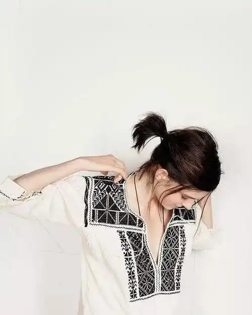 最近流行的短发小马尾