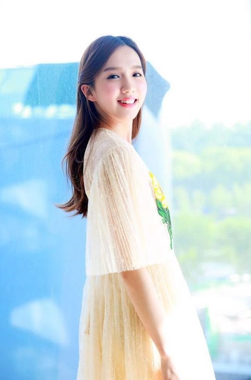 中国出生城市:毕业院校:出生日期:1998年11月9日人物简介:苏晓彤,1998