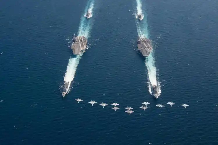 同时,有六架f-35c舰载机已开始在美国海军「林肯号」航空母舰上