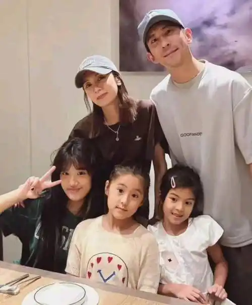 贾静雯庆祝50岁生日,三个女儿同框出镜,修杰楷献花亲吻好甜蜜!