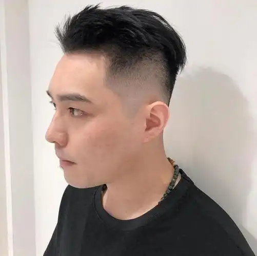 男生两边剃光中间留长的发型这4款很帅气不要剪错了