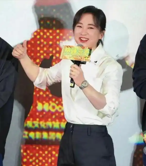 瘦百斤后的贾玲算不算大美女看看她和张小斐谢楠的合照就知道了