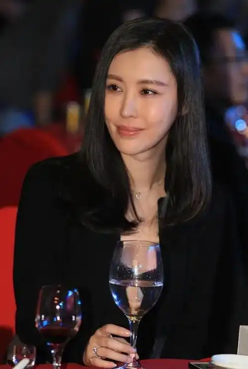 田朴珺独自参观美术馆为何遭遇艺术大师搂腰笑容变化引人猜测