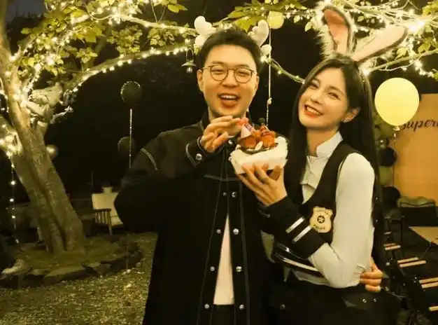 杜海涛陪妻拍戏中年装扮不便宜与少女般梦辰成鲜明对比像隔辈