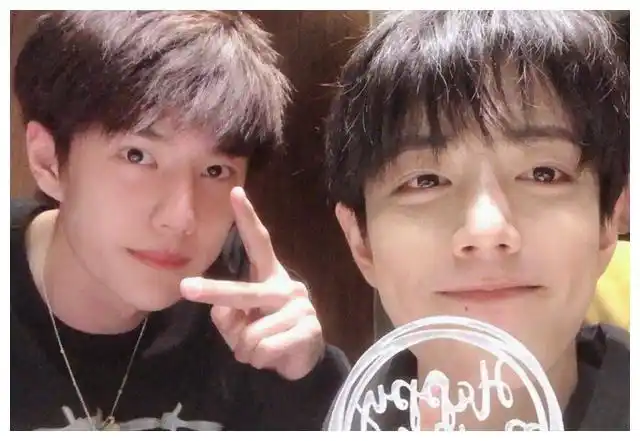 肖战王一博《创造101》合体被冷落!耳返一人一只,细节引人泪崩