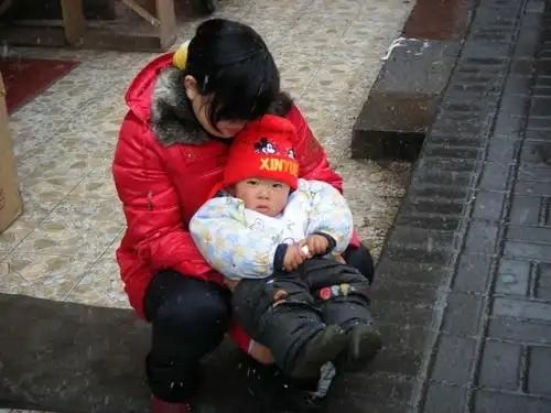 马路人行道上拉屎!