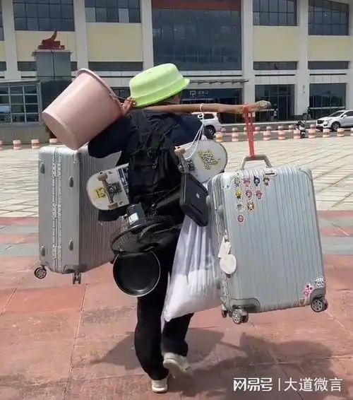 贵州大一新生自制扁担挑行李,头顶绿盆,背影霸气:潇洒走四方