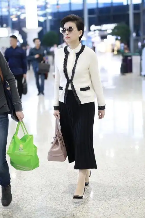 主持红人杨澜私下里穿小香风外套像贵妇出街特有范