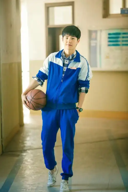 刘昊然校服照网络疯传 引追忆年少时光