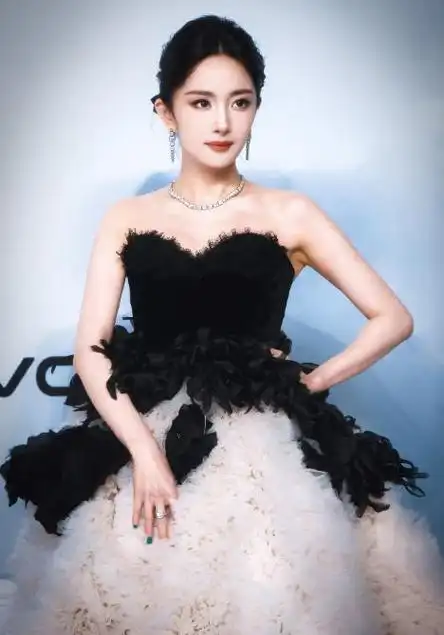 杨幂穿18公斤礼服走红毯!累到两眼无神,不断叹气:好沉啊