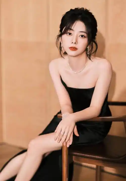 谭松韵的黑色缎面垂坠连衣裙_表演_娱乐_魅力