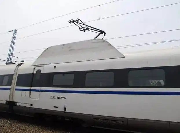 然后通过列车受电弓接触电缆行走,被称为接触网受流,如下图所示 第三