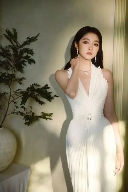 没想到有这么漂亮的裙子,而且还比关晓彤的年龄还要大三岁!