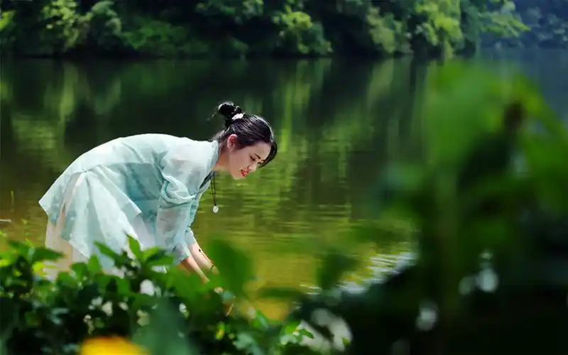 气质美女古典优美自然风光写真桌面壁纸