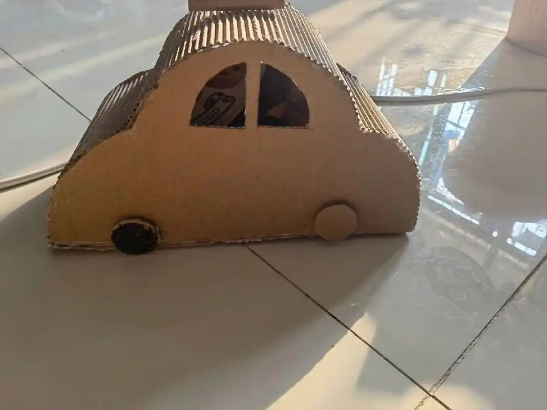 幼儿园手工纸盒小汽车 幼儿园的作业手工小汽车,第一次做,虽然不好看