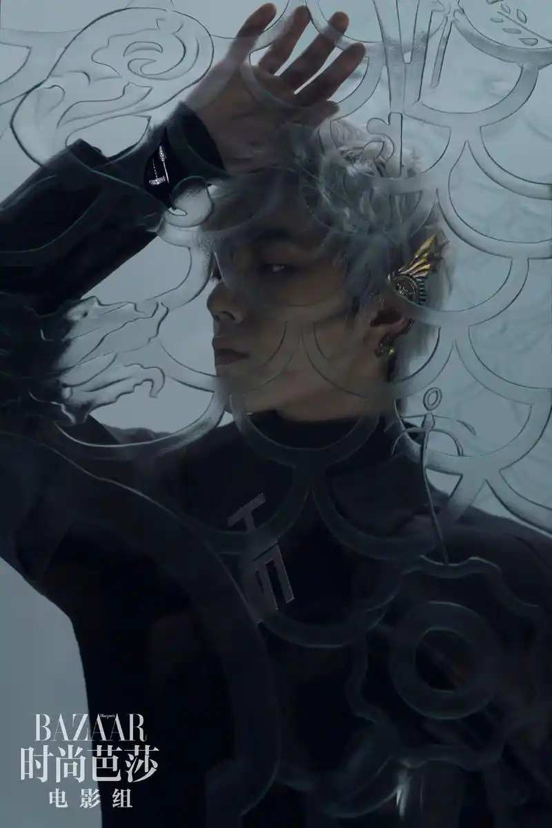 肖战时尚芭莎二月刊内页来了,银发清冷精灵风你觉得如何