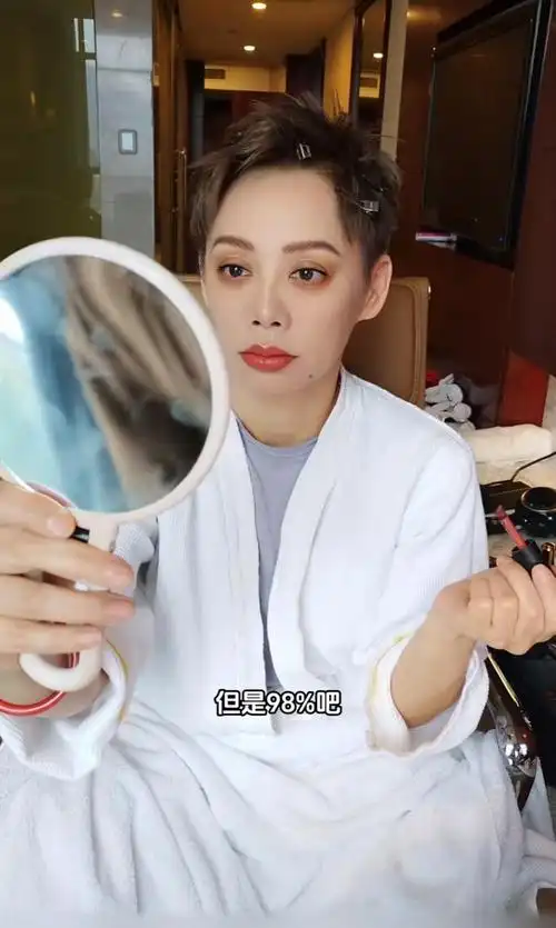 宁静妆前妆后差别还不是很大素颜皮肤状态还可以骨相很好看