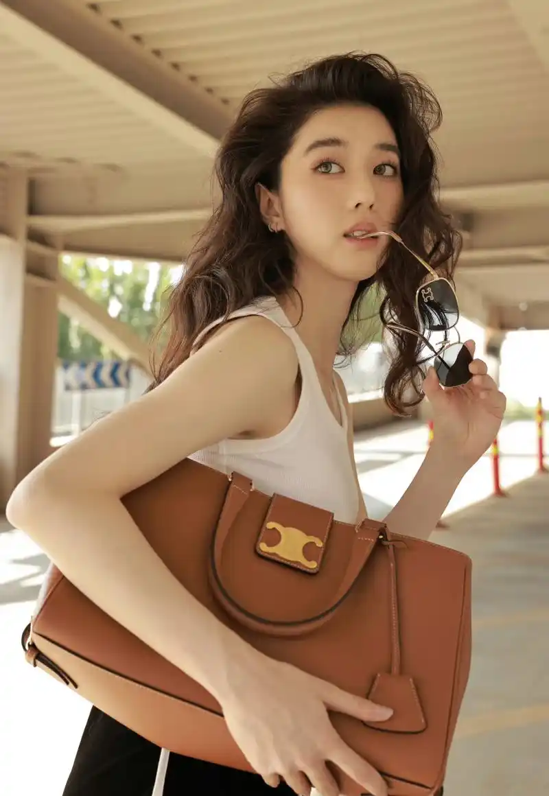 李凯馨,白色小背心搭配黑色短裤,美美美!