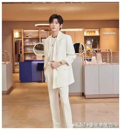 别看翟潇闻很瘦,人家可不瘦,有腹肌有肌肉哦,平时喜欢运动健身,身材