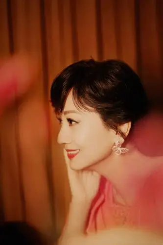 赵雅芝一袭粉裙娇美多姿泡泡袖上衣俏皮可人水墨晕彩裙摆优美