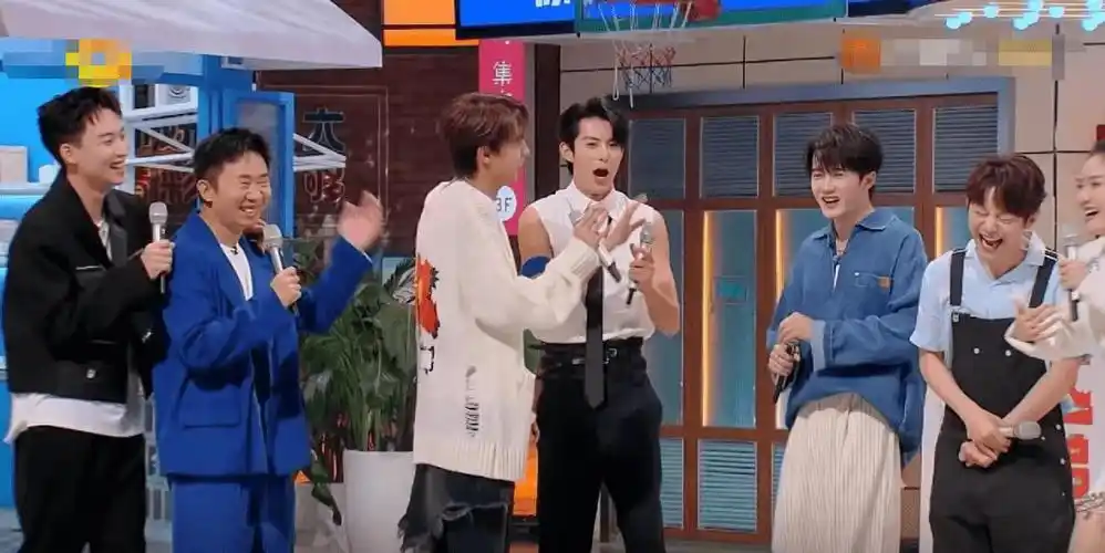 檀健次吓得边叫边挡住了嘴,秦霄贤和杨迪也是连忙挥手表示"经不住,经