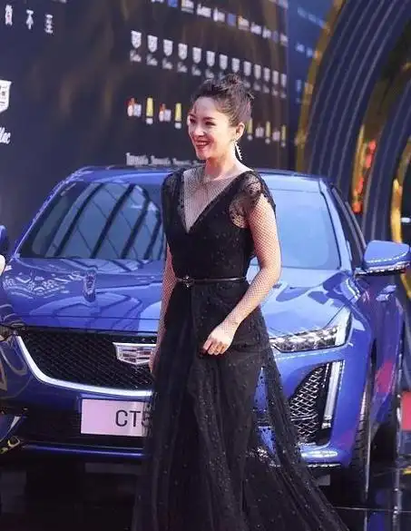 汪峰的老婆章子怡自带高级感穿深v领连衣裙亮相气质非一般