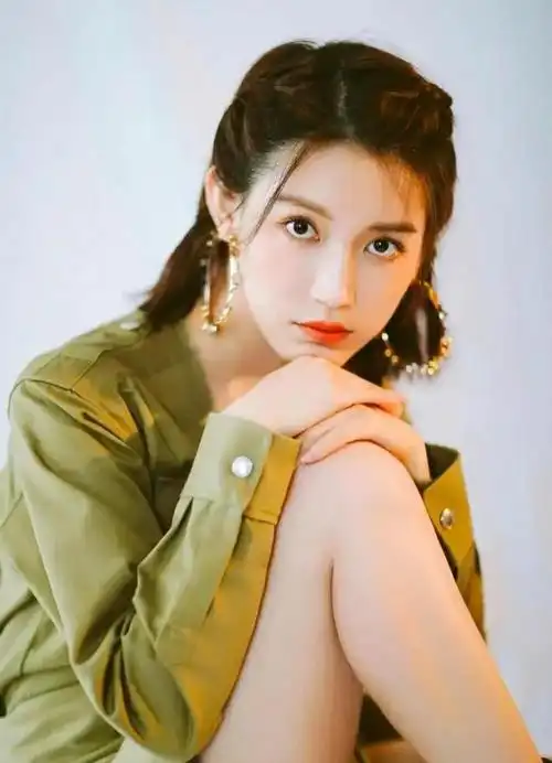 时尚婉约,优雅甜美的苏青,楚楚动人的写真照|苏青(演员)_网易订阅