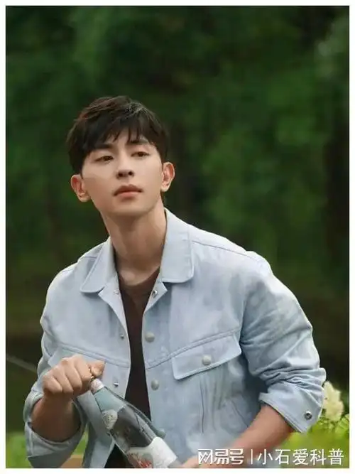 邓伦超级超级阳光帅气迷人十足的,为人随和善良的男人!