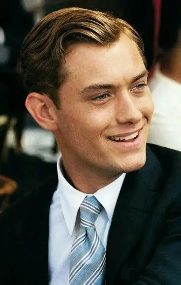 《惊奇队长》男神裘德洛与女友订婚,年轻时的颜值"称霸"好莱坞