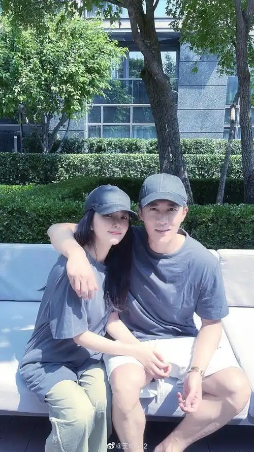 王灿一家人过520,和丈夫一起拍照,两人四目相对十分温馨