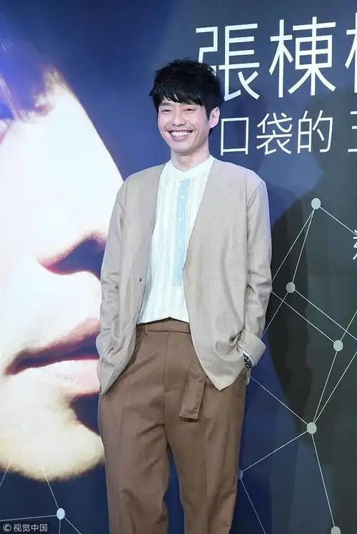 张栋梁睽违两年回归乐坛 休闲装开记者会少年感依旧